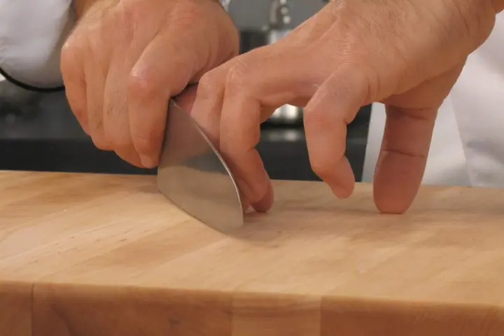 chef_hold_knif